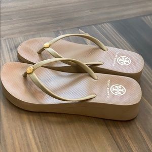 Tory Burch Wedge flip flop, natural